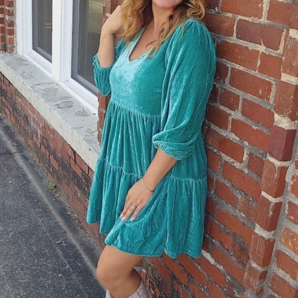 Relaxed fit tiered Velvet 3/4 length mini dress in green - Picture 2 of 3